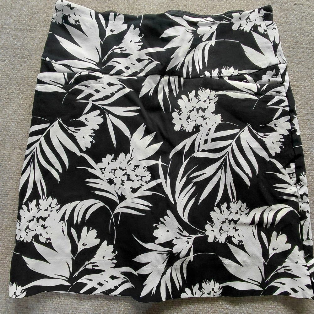 SC & Co Womens SMALL Skort Floral Active Skirt‎ Pockets Stretch Black White